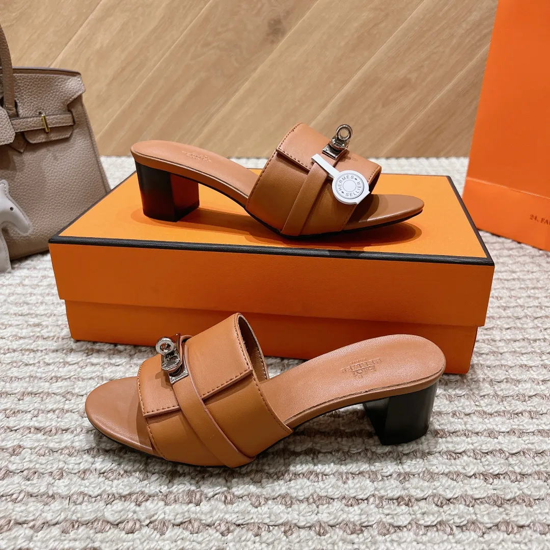 👟👟Ex-factory price 540👟👟 High version of the 2024 spring and summer new HERMES Hermès counter new style. The wedge-heeled Erjiu sandals and slippers, which have been extremely popular recently, are paired with various colorful socks. They are very trendy. Upper: cowhide. Outsole: technological imitation wood sole. Heel height: about 7cm. Size: Female 35-41 (40/41 non-refundable and non-exchangeable)